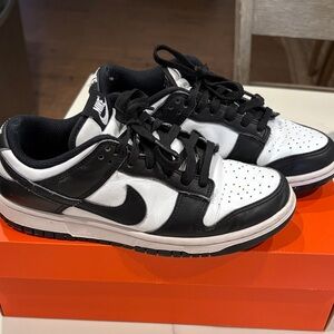 Nike woman  Black and White Low-Top Sneakers